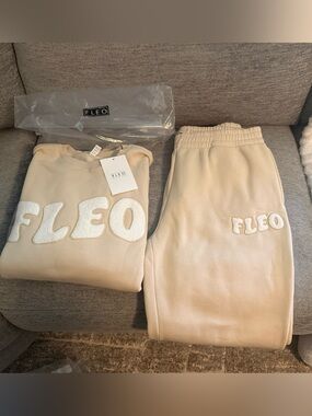 Fleo Womens Oatmeal Sweatshirt & Jogger Set-SZ Large